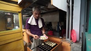 Hada Hiroshi Pria Asli Asal Jepang Yang Menjual Takoyaki Lezat Dengan Harga Murah Di Solo !