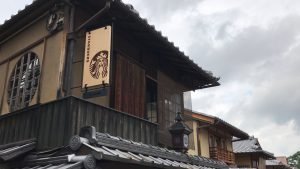 Rahasia Dibalik Berbedanya Desain Dan Warna Setiap Logo Bangunan Di Kota Kyoto