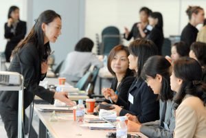 Polemik Kesenjangan Penghasilan Dalam Dunia Kerja Menyebabkan Para Wanita Muda Jepang Kesulitan Mengatur Keuangan